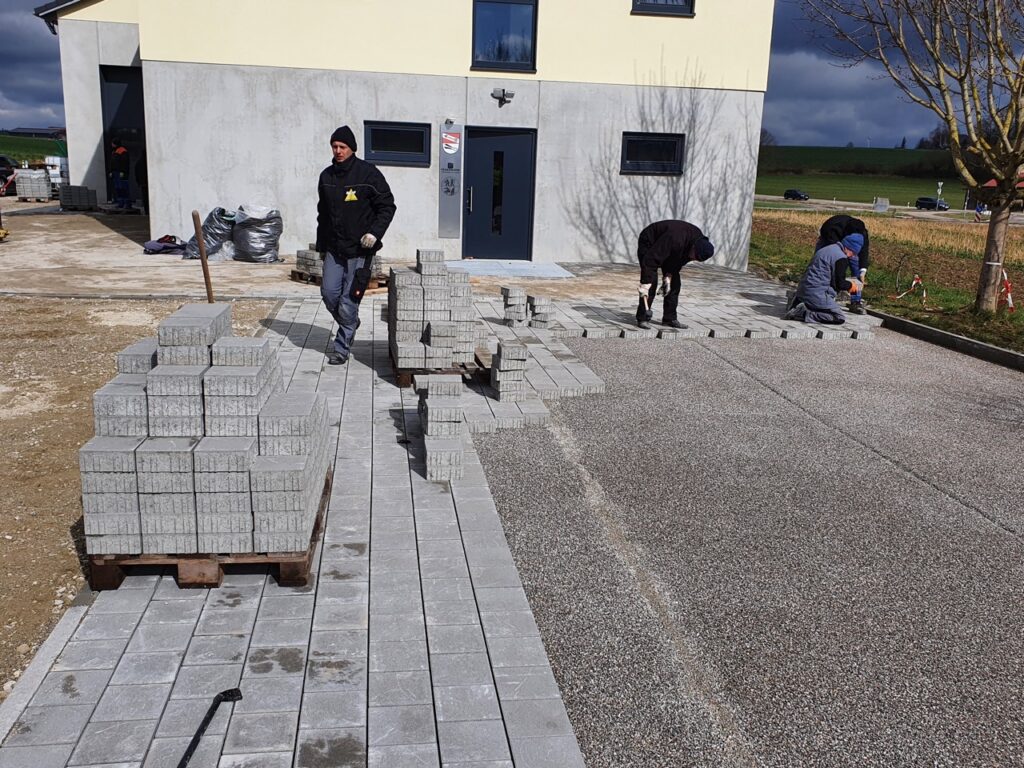 Pflasterarbeiten am neuen Feuerwehrhaus Pfaffenhofen